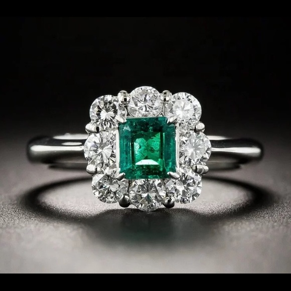 Simulated Emerald Luxury Ring Sz 8 - Picture 1 of 4